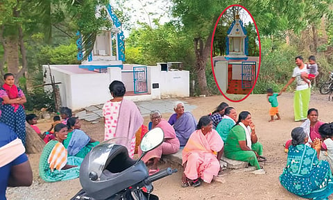 மாதா சிலையின்றி காணப்படும் கெபியையும், அதன் முன்பு கிராம மக்கள் போராட்டத்தில் ஈடுபட்டதையும் காணலாம். 