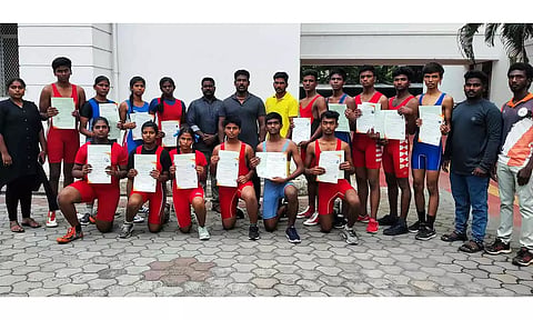 மல்யுத்த வீரர்-வீராங்கணைகளுக்கு அங்கீகார சான்றிதழ் வழங்கப்பட்ட காட்சி.