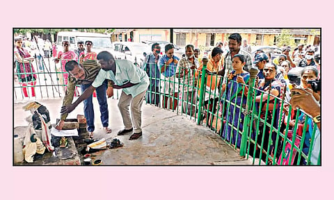 பிள்ளையாரிடம் மனு கொடுத்த மாற்றுத்திறனாளிகள்