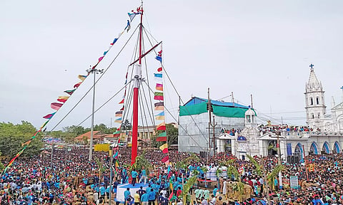 உலக புகழ்பெற்ற தூத்துக்குடி பனிமயமாதா பேராலயத்தின் 441-ம் ஆண்டு திருவிழா மற்றும் 16-வது தங்கத்தேர் திருவிழா இன்று  காலை  கொடியேற்றத்துடன் தொடங்கியது. இதில் கலந்து கொண்ட பக்தர்களை படத்தில் காணலாம்.