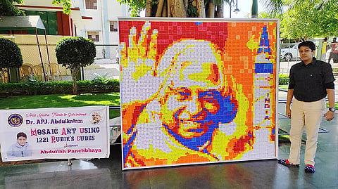 கியூப்களால் தான் உருவாக்கிய அப்துல் கலாம் உருவ வடி–வத்துடன் மாணவர் அப்துல்லா பான்ஞ்பயா&nbsp;