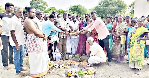 சமுதாய கூடம் கட்ட அடிக்கல் நாட்டு விழா நடந்தது.