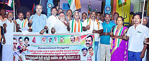 ராஜபாளையம், சேத்தூர் காங்கிரஸ் கட்சியினர் மெழுகுவர்த்தி ஏந்தி ஆர்ப்பாட்டம் நடத்தினர்.