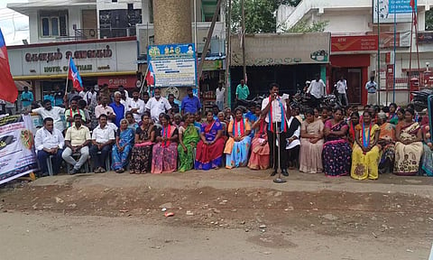 விடுதலை சிறுத்தைகள் கட்சியினர் ஆர்ப்பாட்டத்தில் ஈடுபட்ட காட்சி