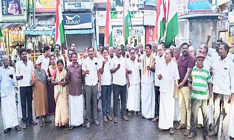 காங்கிரஸ் கட்சியினர் மெழுகுவர்த்தி ஏந்தி ஆர்பாட்டம்