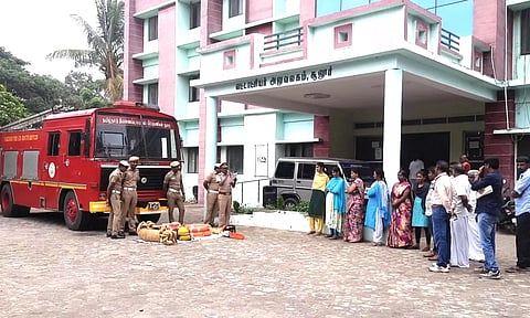 வெள்ளம் வந்தால் சமாளிப்பது குறித்து  தீயணைப்பு வீரர்கள் செயல் விளக்கம்