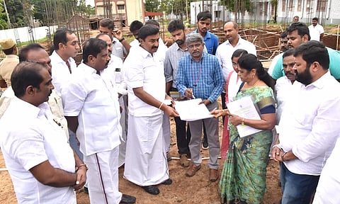 பொள்ளாச்சி சின்னாம்பாளையத்தில் 2 அடுக்கு மாடிகளுடன் உருவாகும் நினைவு அரங்கம்