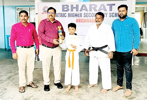 வெற்றி பெற்ற மாணவரை பாரத் கல்வி குழுமங்களின் நிறுவனர் மணி பாராட்டினார்.