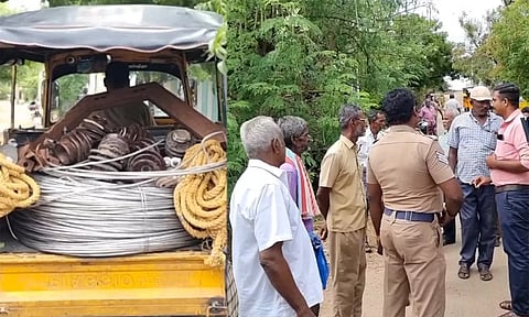 அதிகாரிகளை கண்டித்து பொதுமக்கள் வாக்குவாதத்தில் ஈடுபட்ட காட்சி.