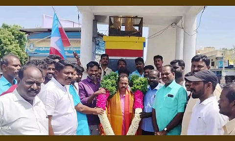 விடுதலை சிறுத்தை கட்சி விழுப்புரம் கிழக்கு மாவட்ட செயலாளராக நியமிக்கப்பட்ட வீர. பொன்னிவளவனுக்கு அக்கட்சி நிர்வாகிகள் மாலை அணிவித்து வாழ்த்து தெரிவித்தனர்.