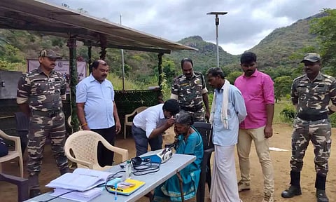 முகாமில் சிகிச்சை பெற்றுக்கொண்ட மலைகிராம மக்களை படத்தில் காணலாம்.