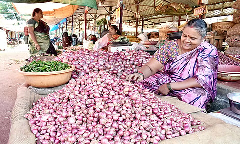 ஈரோடு வ.உ.சி. மார்க்கெட்டில் காய்கறிகள் விலை சரிவு