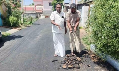 தரமற்ற தார்சாலையை படத்தில் காணலாம்.