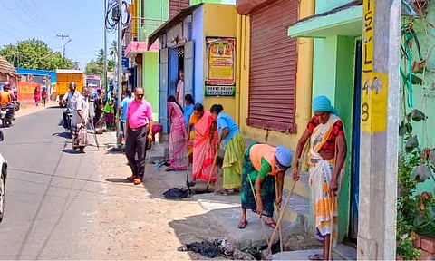 டவுன் தெற்கு மவுண்ட் ரோட்டில் தூர்வாரும் பணி நடந்த போது எடுத்த படம்.