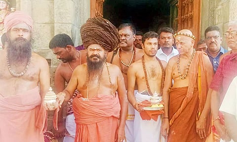 வேதாரண்யேஸ்வரர் கோவிலில் ஆதீனங்கள் சாமி தரிசனம் செய்தனர்.
