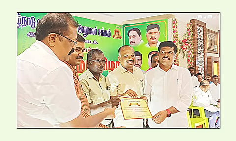தமிழ்நாடு வருவாய்த்துறை அலுவலர்கள் சங்க மாவட்ட தலைவராக பழனிக்குமார் தேர்ந்தேடுக்கப்பட்ட போது  எடுத்த படம்.