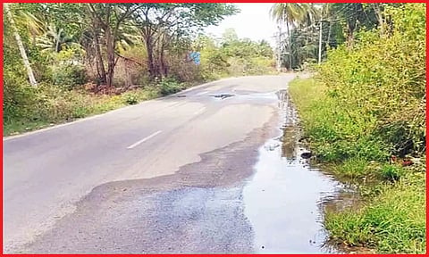 திருமூர்த்திநகர் அருேக குழாய் உடைந்து சாலையில்&nbsp; குடிநீர் வீணாக தேங்கி நிற்பதை படத்தில் காணலாம்.