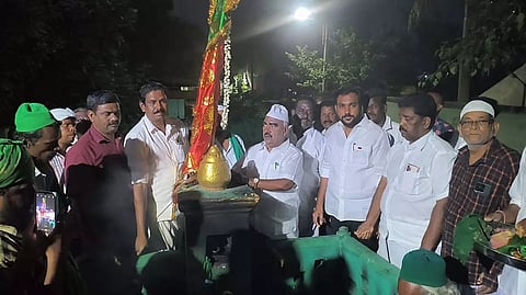 செஞ்சியில்  சந்தனக்கூடு திருவிழாவை முன்னிட்டு  பிறை கொடி ஊர்வலத்தினை அமைச்சர் செஞ்சி மஸ்தான் தொடங்கி வைத்தார்.