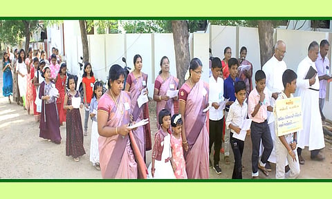 பாலர் ஞாயிறு பண்டிகையையொட்டி ஆசிரியர்களுடன் சிறுவர்-சிறுமிகள் பேரணியாக சென்ற காட்சி.
