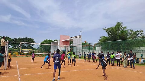 விக்கிரவாண்டி சூர்யா கல்லுாரியில் வாலிபால் கழக மாநில இணைச் செயலாளர் மணி முன்னிலையில் மாநில  கைப்பந்து போட்டியில் பங்கேற்க வீரர்களை தேர்்வு செய்ய போட்டி நடந்தது.