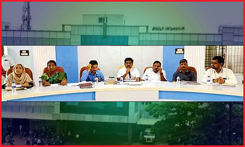 மேயர் தலைமையில் ஆலோசனை கூட்டத்தில் கலந்து கொண்டவர்களின் காட்சி.