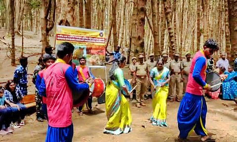 கலை நிகழ்ச்சிகள் மூலம் சுற்றுலா பயணிகளுக்கு விழிப்புணர்வு ஏற்படுத்தப்பட்டது.