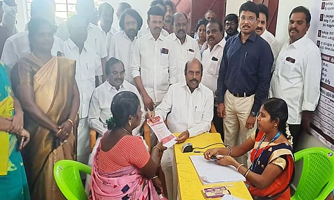 ஊசாம்பாடி கிராமத்தில் கலைஞர் மகளிர் உரிமைத்தொகை விண்ணப்பம் பெறும் முகாமில் பொதுப்பணித்துறை அமைச்சர் வேலு ஆய்வு செய்த காட்சி.