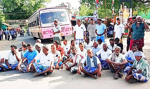 &nbsp;சாலை மறியல் போராட்டத்தில் ஈடுபட்டவர்களை படத்தில் காணலாம்.