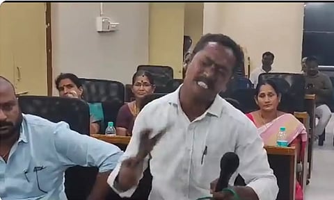 ஆந்திராவில் தன்னைத்தானே செருப்பால் அடித்துக் கொண்ட கவுன்சிலர் - காரணம் இதுதான்