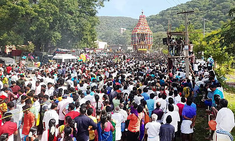 கள்ளழகர் கோவிலில் ஆடித்திருவிழாவையொட்டி இன்று காலை தேரோட்டம் நடைபெற்றது. சுந்தரராஜபெருமாள், ஸ்ரீதேவி, பூதேவியர்களுடன் பக்தர்கள் வெள்ளத்தில் தேர் அசைந்தாடி வந்த காட்சி. 