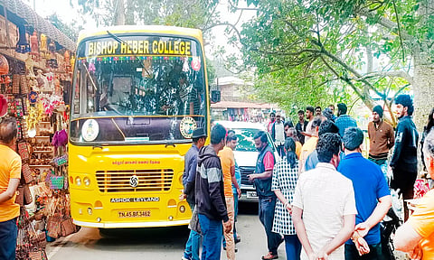 கனரக வாகனங்களால் போக்குவரத்து நெரிசல் ஏற்பட்டுள்ளதை படத்தில் காணலாம்.