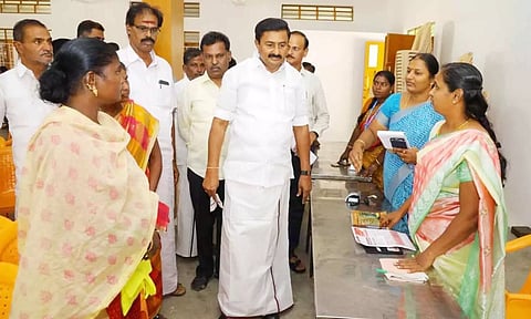 கலைஞர் மகளிர் உரிமை திட்ட விண்ணப்ப பதிவு முகாமினை  அமைச்சர் மு.பெ. சாமிநாதன் ஆய்வு செய்த காட்சி.