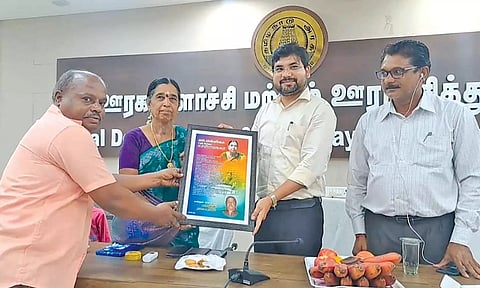 நாகை மாவட்ட கலெக்டர் நேர்முக உதவியாளர் ஓய்வு பெற்ற மல்லிகாவுக்கு சக ஊழியர்கள் பிரியா விடை கொடுத்தனர்.
