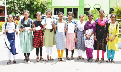 கிருஷ்ணகிரி கலெக்டர் அலுவலகத்தில் மனு  அளிக்க வந்த மாணவிகளை படத்தில் காணலாம்.