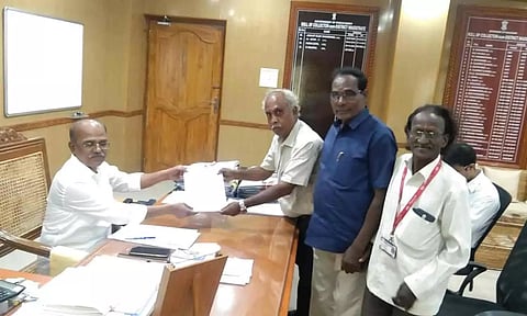 பேனர்-கட்அவுட்களை அகற்ற வேண்டும் என சிந்தனையாளர் பேரவை கலெக்டரிடம் மனு அளித்த காட்சி.
