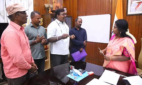 &nbsp;முருகானந்தம்  தலைமையில்  நிர்வாகிகள் புதுவை கவர்னர், தலைமை செயலாளர்  ஆகியோரை சந்தித்து மனு அளித்த காட்சி.