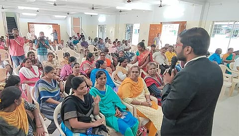 சேலம் லைன்மேடு காவலர் சமுதாய கூடத்தில் மாநகர போலீசாருக்கு மன அழுத்தத்தை போக்கும் பயிற்சி முகாம் நடந்தது. இதில் மனநல டாக்டர்  விவேகானந்தன் போலீசாருக்கு பயிற்சி வழங்கினார்.