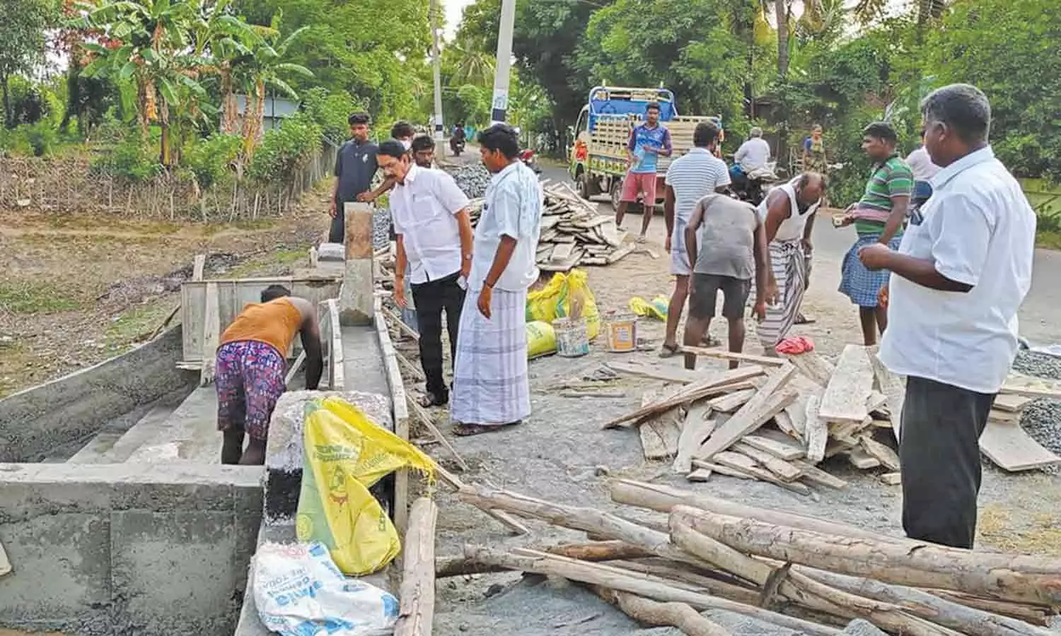 திருமருகல் குளத்தில் படித்துறை அமைக்கும் பணி நடந்தது.
