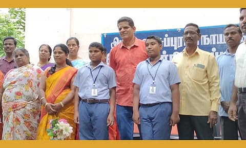 புதுவையில் சேமிப்பு பணத்தில்  பள்ளி மாணவர்களுக்கு அடையாள அட்டை வழங்கிய சகோதரர்கள்