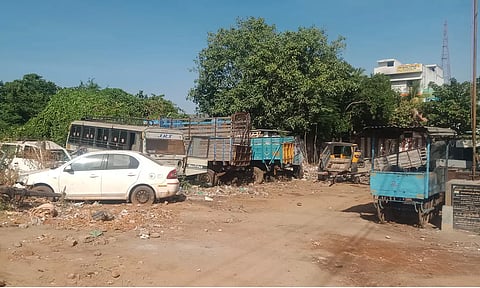 குமுந்தான் குளத்தில் நிறுத்தப்பட்டுள்ள வாகனங்கள்.