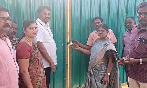 தனியார் பாருக்கு அதிகாரிகள் சீல் வைத்தனர்.