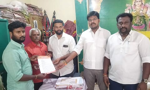 புகார்மனு அளித்த இந்துமுன்னணியினர்.