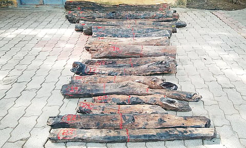 கருங்காலி மரக்கட்டைகள்.