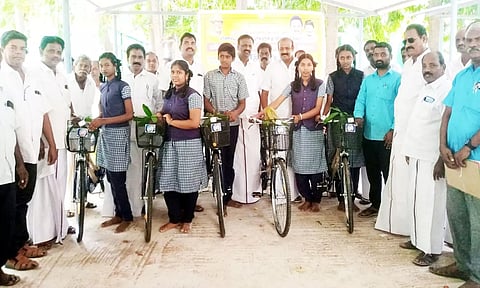 அரசு பள்ளி மாணவர்கள் 585 பேருக்கு இலவச சைக்கிள்