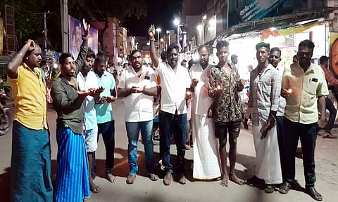 கோவிலை இடித்ததை எதிர்த்து கையில் அகல் விளக்கு ஏந்தி போராட்டம் நடத்திய காட்சி.