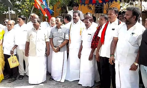 தேங்காய்திட்டில்  இந்தியா கூட்டணி கட்சியினர் ஆர்ப்பாட்டம் நடத்திய காட்சி.