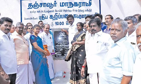 தஞ்சையில் மகளிர் சமுதாய கழிப்பிட கட்டிடத்தை மேயர் சண். ராமநாதன் திறந்து வைத்தார்.&nbsp;