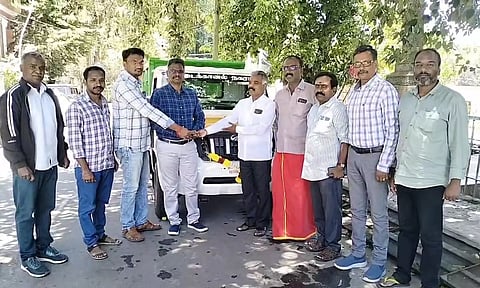 வாகன பயன்பாட்டை தொடங்கி வைத்தனர்.