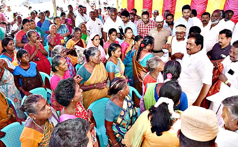 மதுரை கிழக்கு ஒன்றியம் வெள்ளியங்குன்றம் கிராமத்தில் புதிய ரேசன் கடையை அமைச்சர் மூர்த்தி திறந்துவைத்து பொதுமக்களிடம் குறைகளை கேட்டறிந்தார். அருகில் கலெக்டர் சங்கீதா,  கூடுதல் கலெக்டர் சரவணன்,மாவட்ட கூட்டுறவு இணைப்பதிவாளர் குருமூர்த்தி, வெங்கடேசன் எம்எல்ஏ, மாவட்ட ஊராட்சி குழு தலைவர் சூரியகலா கலாநிதி,யூனியன் சேர்மன் மணிமேகலை உள்ளனர்.