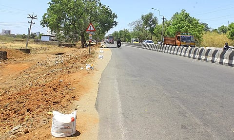 தெற்குபுறவழிச்சாலையில் விரிவாக்க பணி நடைபெற்று வருவதை படத்தில் காணலாம்.